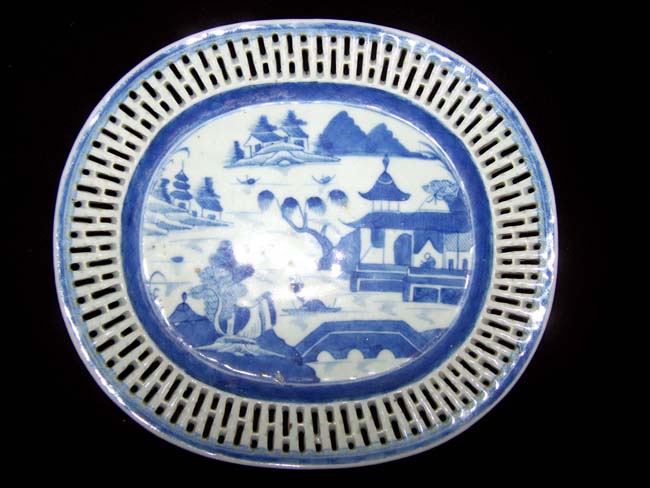 A Fine 19th century Chinese Export Porcelain CANTON Reticulated Fruit Basket with matching Undertray — image 4